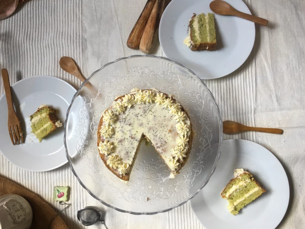 Tarta de aguacate, lima y amapola